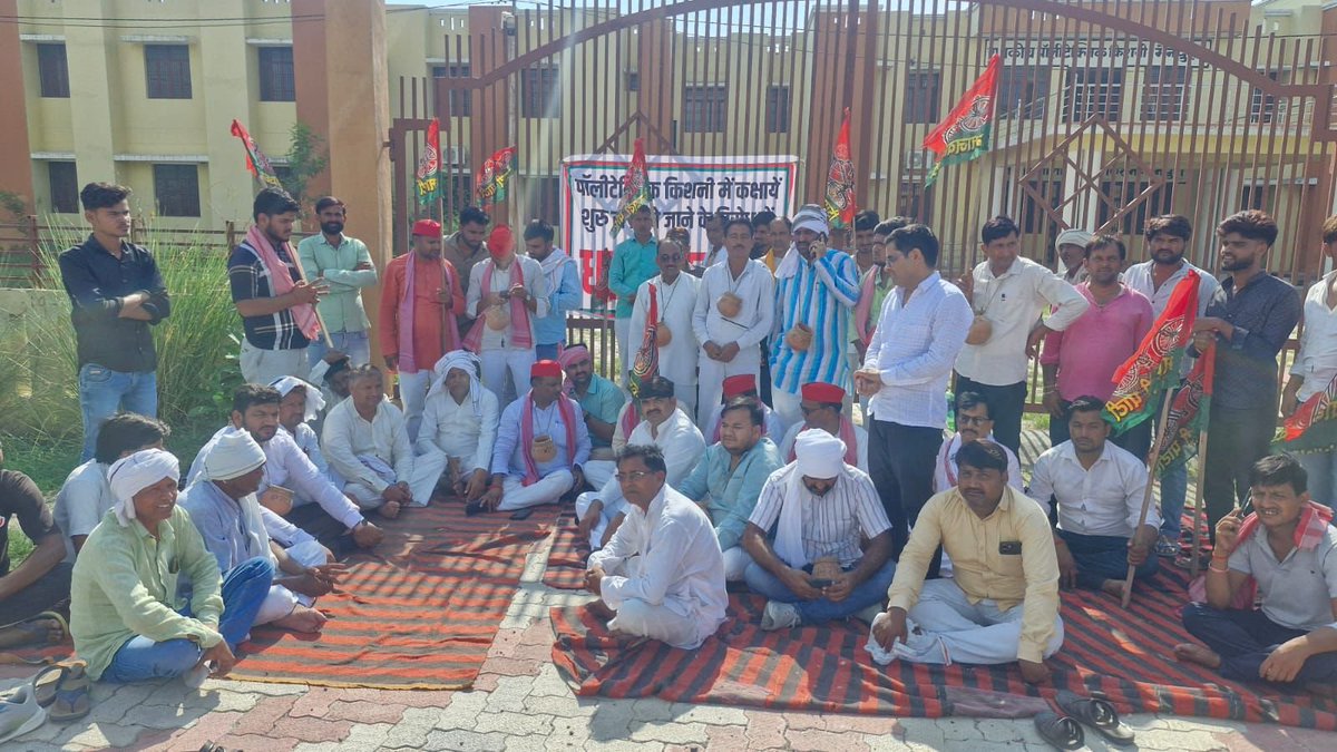 bstvlive's tweet image. 🚨मैनपुरी : राजकीय पॉलिटेक्निक कॉलेज पर धरना🚨

🪧 सपा विधायक ब्रजेश कठेरिया ने किया धरना
📚 कॉलेज में शिक्षण कार्य न शुरू होने पर प्रदर्शन
🕒 चार घंटे तक धरना देते रहे सपा कार्यकर्ता
📍 तहसील किशनी क्षेत्र का मामला

#Mainpuri #SPProtest #EducationCrisis @samajwadiparty