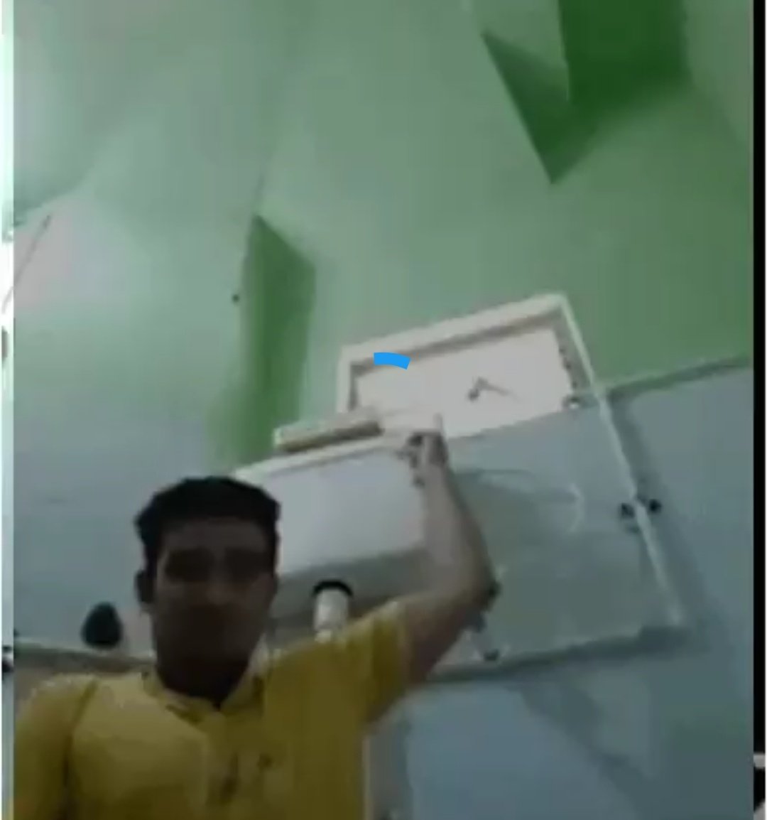 imkhalidsports's tweet image. ग़ज़ब चल रहा है . गुजरात हाईकोर्ट में एक केस की सुनवाई ऑनलाइन चल रही है. जज साहब केस पर सुनवाई कर रहे हैं और यह व्यक्ति टॉयलेट के बैठा है. शौच कर रहा और सुनवाई में भाग ले रहा है.