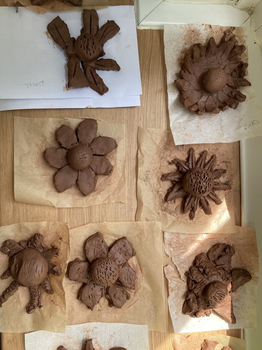 As part of our art unit of work on plants and flowers, year 4 have created their own clay flowers.