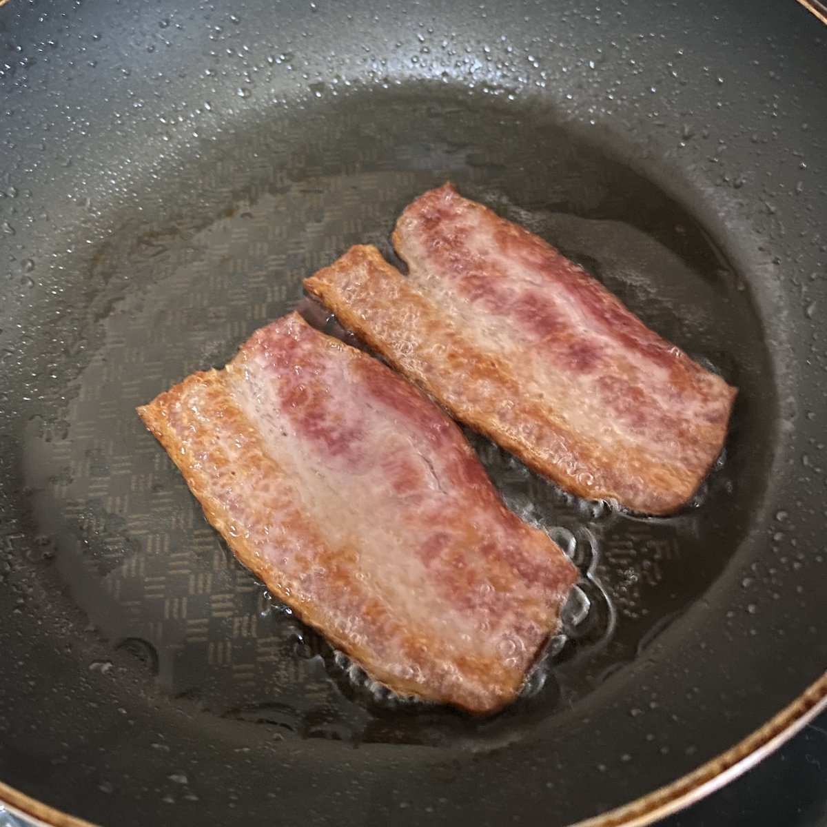 だから一度さっと茹でこぼしてから焼くと、水飴や増粘多糖類などが落ちてキレイにカリカリのベーコンが焼ける

フライパンに少量の湯を沸かす→ベーコンをさっと湯掻いてお湯捨てる→そのままベーコン焼き付ける