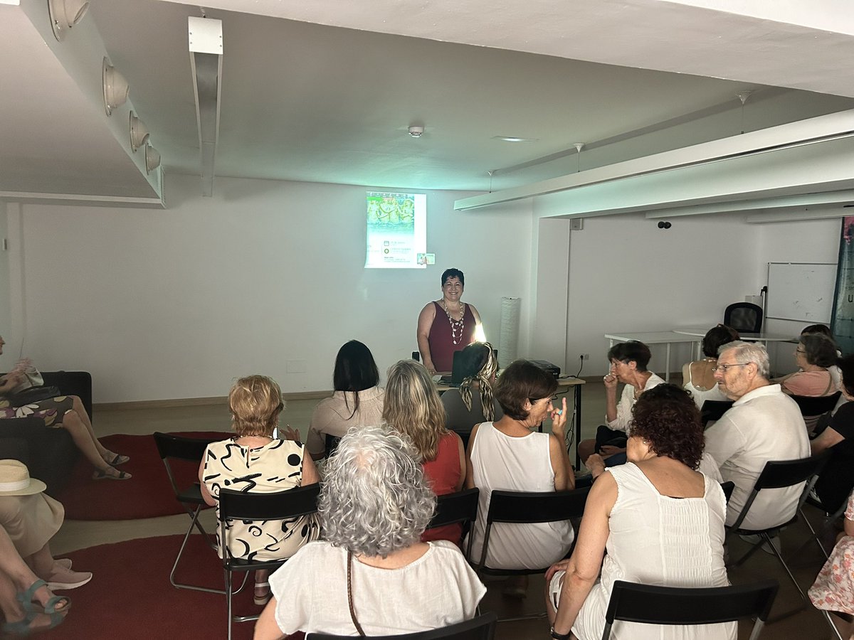 Última charla antes de las vacaciones dedicada al mágico mundo de las sirenas. Gracias a todos por acompañarnos este ciclo que organizo junto con <a href="/libreriaagapea/">Agapea.com</a> y que ha logrado crear una cita cultural los sábados por la mañana en Palma. Feliz verano #culturapalma #charlas #arte
