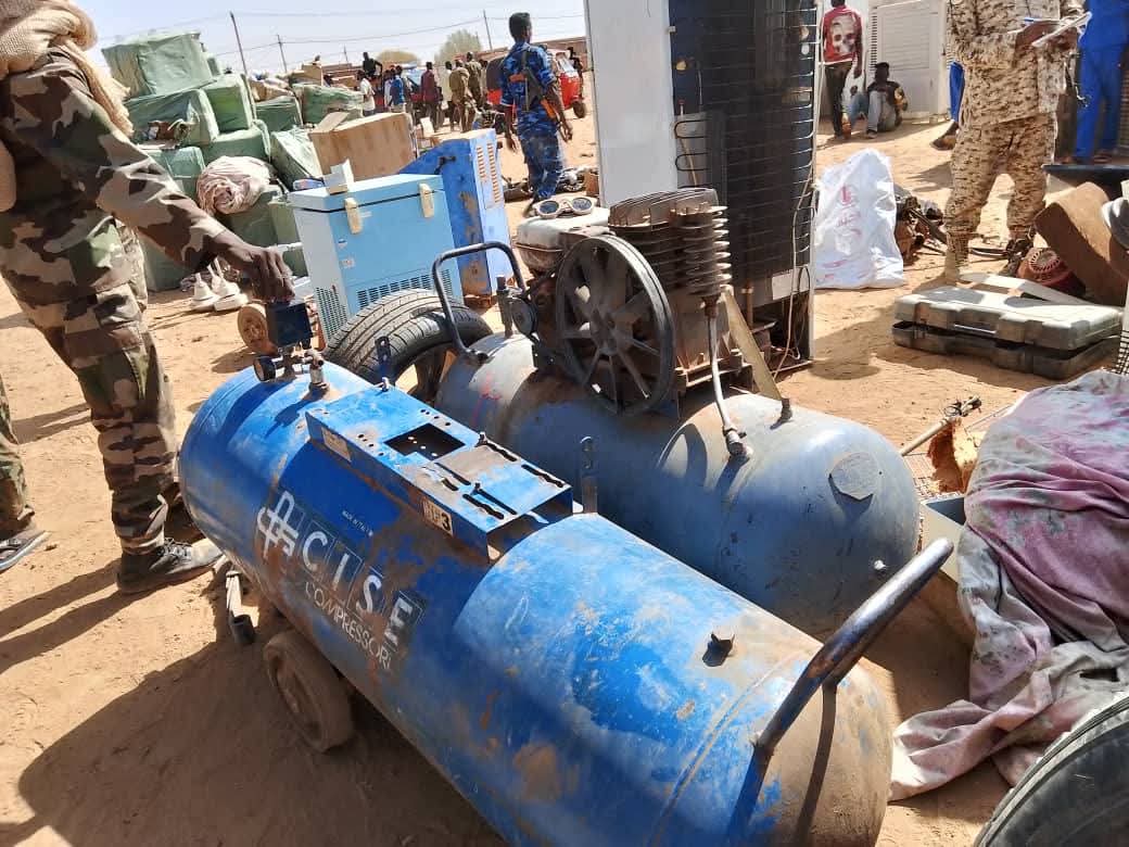 نفذت شرطة #ولاية_الخرطوم، بإسناد من القوات الأمنية المشتركة، حملة أمنية بمنطقة دار السلام بأمبدة، فرضت خلالها طوقاً أمنياً على مربعات (22، 26، 27).
أسفرت الحملة عن ضبط كميات كبيرة من المسروقات، وأسلحة نارية (12 بندقية كلاشنكوف، قناصة، RPG، قرنوف)، بالإضافة إلى مركبات وأجهزة