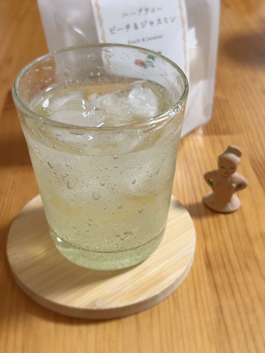 nekotapana's tweet image. 夜お茶。ピーチ＆ジャスミンのハーブティーをティーソーダにしてみました。ミントも入ってるので、ひんやり涼やか🧊✨
 #木漏れ日のお茶会