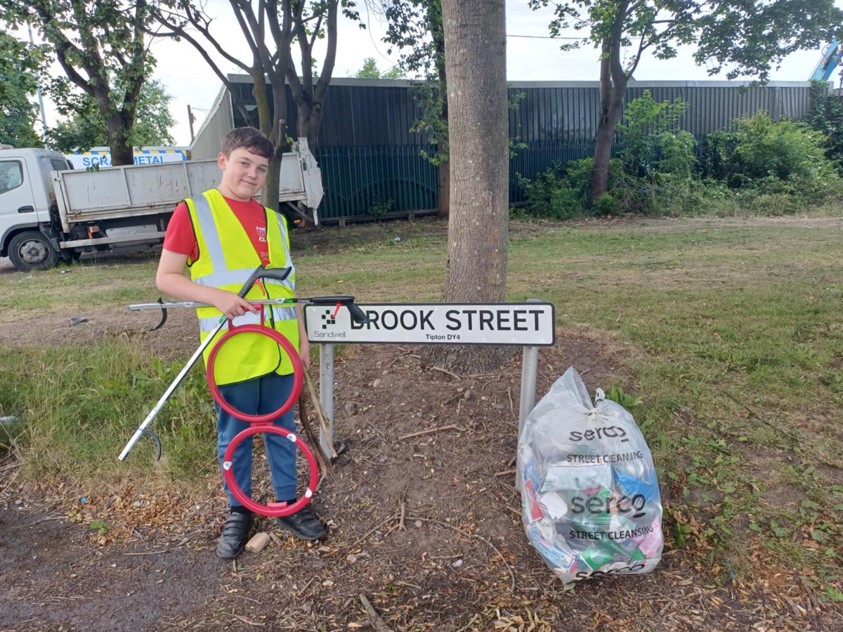 Litterwatch1's tweet image. 🌟 Week 7 complete for Charlie, who’s been out litter picking as part of his Duke of Edinburgh Award — with great support from his lovely mom, Hayley! 💪💚

Today they focused on the grass verges by Brook Street Community Centre in Tipton.

Well done Charlie! 
#DofE #TeamEffort