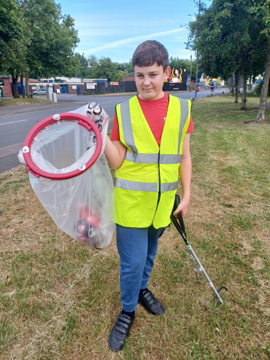 Litterwatch1's tweet image. 🌟 Week 7 complete for Charlie, who’s been out litter picking as part of his Duke of Edinburgh Award — with great support from his lovely mom, Hayley! 💪💚

Today they focused on the grass verges by Brook Street Community Centre in Tipton.

Well done Charlie! 
#DofE #TeamEffort