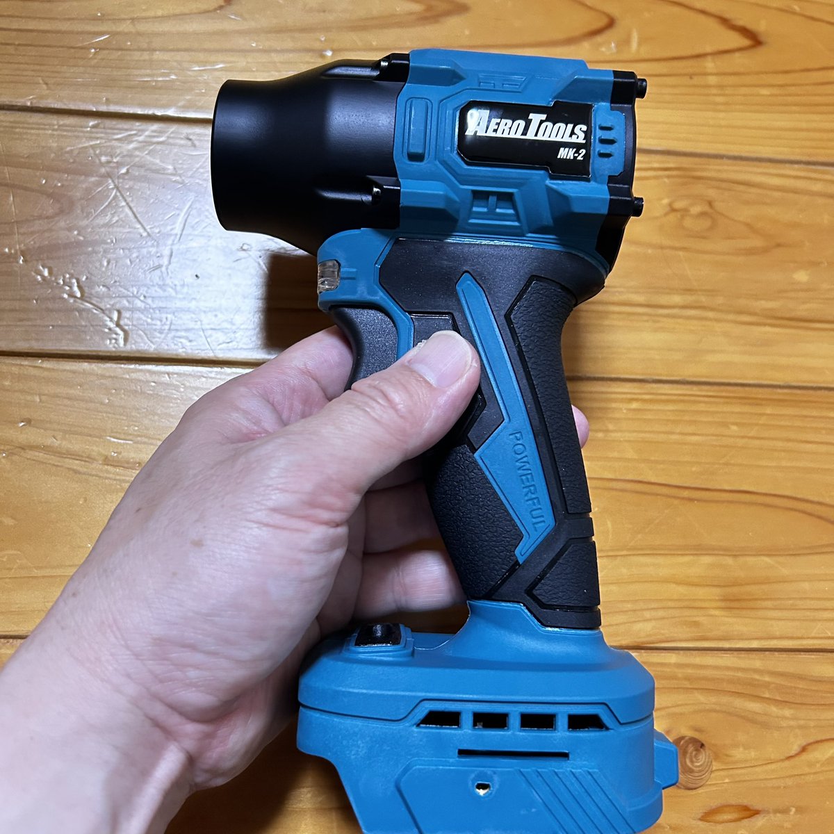 ushisuke1978's tweet photo. 中華ブロワ等は怖くて買ってませんでしたが、マキタのバッテリーが使えるようなので買ってみました。持った感じは、中身ちゃんと入ってる?ってくらい軽いのに風速65m出てました。週末洗車に使ってみよう!
#AeroTools
#MK2 https://t.co/wqPrNHhi3k