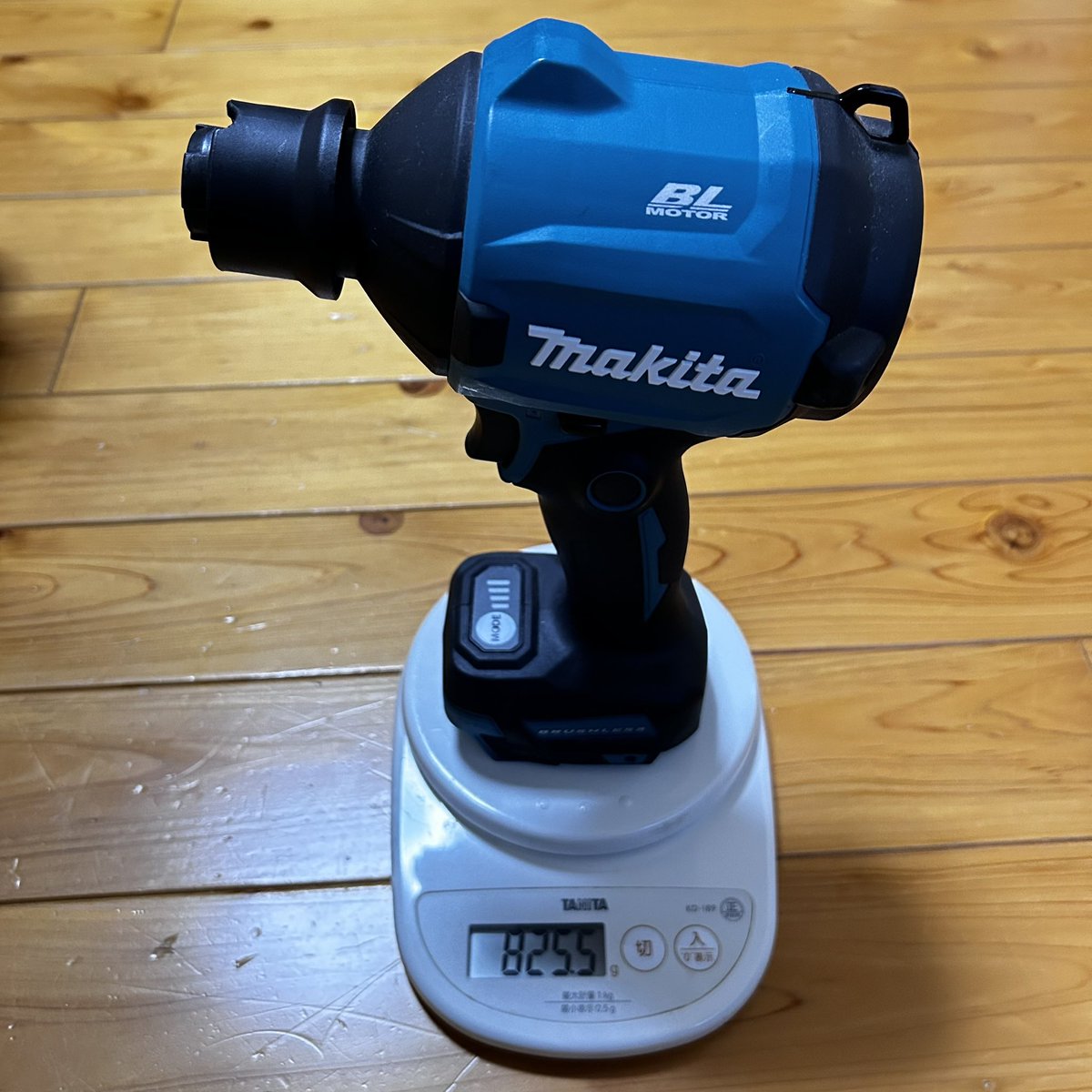 ushisuke1978's tweet photo. 中華ブロワ等は怖くて買ってませんでしたが、マキタのバッテリーが使えるようなので買ってみました。持った感じは、中身ちゃんと入ってる?ってくらい軽いのに風速65m出てました。週末洗車に使ってみよう!
#AeroTools
#MK2 https://t.co/wqPrNHhi3k