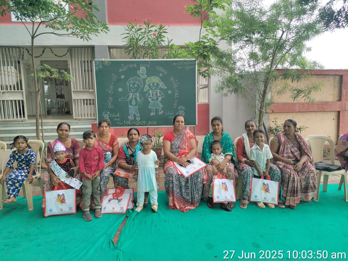 આજ રોજ જામનગર જિલ્લામાં માન. કેબિનેટ મિનિસ્ટરશ્રી રાવજીભાઈ પટેલ,જામનગર કલેક્ટરશ્રી અને પ્રોગ્રામ ઓફિસર દ્રારા બાળકોને પ્રોત્સાહિત કરવામાં આવ્યા આંગણવાડી ના બાળકો ને કીટ વિતરણ કરવામાં આવી.