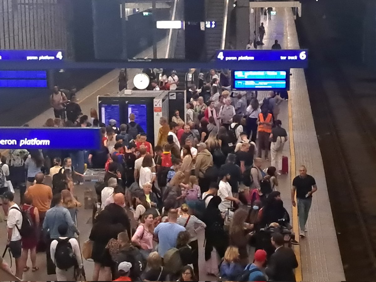 Krzysztof Śmietana (@smietanak) on Twitter photo Pierwszy w historii bezpośredni PL - CRO <a href="/PKPIntercityPDP/">PKP Intercity</a> odjeżdża za 10 minut. Jest już TVP World Pierwszy w historii bezpośredni PL - CRO <a href="/PKPIntercityPDP/">PKP Intercity</a> odjeżdża za 10 minut. Jest już TVP World