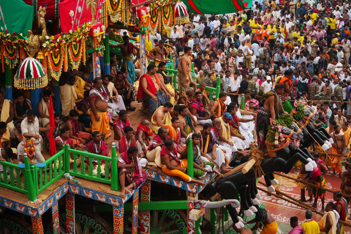 PravatiPOdisha's tweet photo. ମହାପ୍ରଭୁଙ୍କ ସହିତ ଏକାକାର ରଥ, ପଥ ଏବଂ ଲକ୍ଷ ଲକ୍ଷ ଭକ୍ତ। ଶ୍ରୀଜଗନ୍ନାଥମୟ ଶ୍ରୀକ୍ଷେତ୍ରର ଭକ୍ତିଭରା ଭବ୍ୟ ଦୃଶ୍ୟ। #RathaYatra2025 #PuriRathYatra #RathaJatra #Puri #Odisha https://t.co/j84zsf6odU