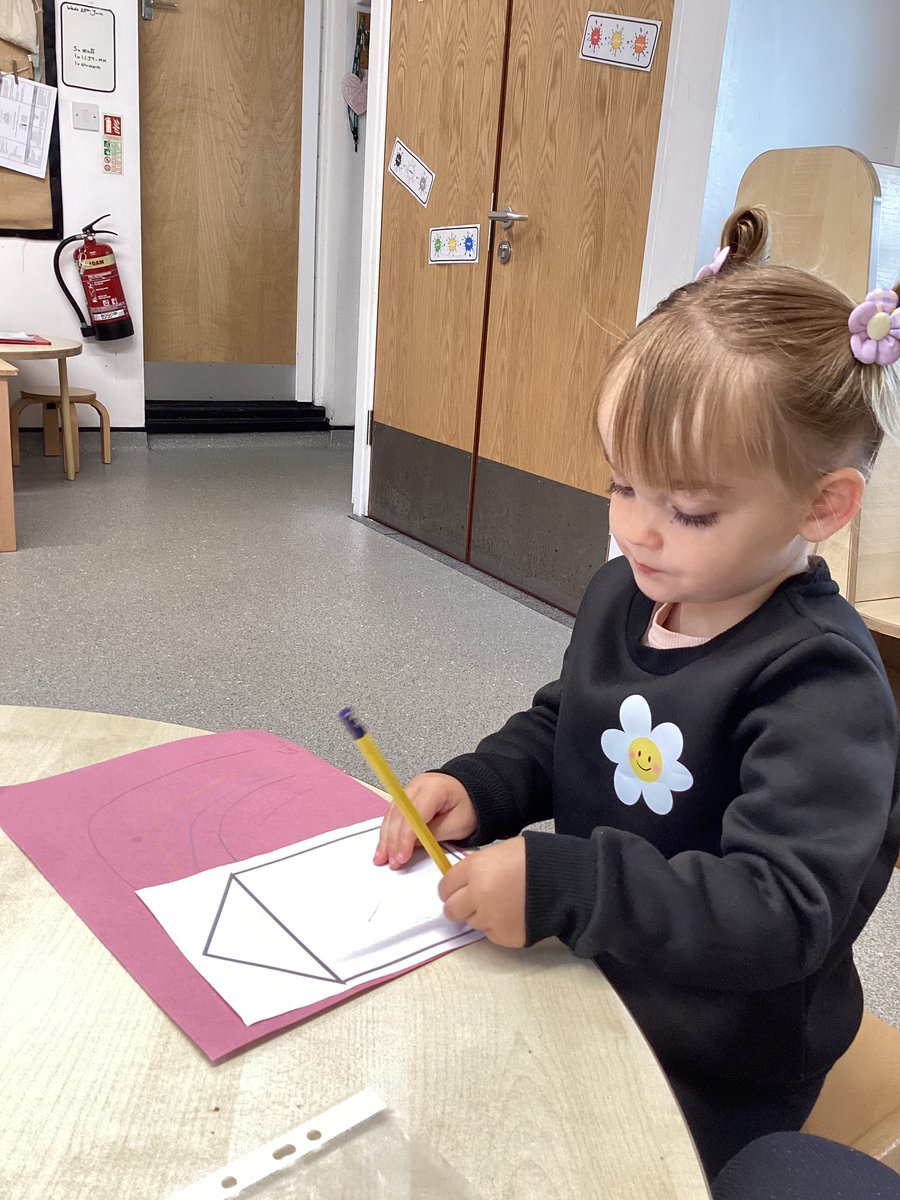 LittleEarthOE's tweet photo. We have been drawing pictures of the people and pets that live in our houses. We have been learning that all families are different. https://t.co/tUk3tLWcuL
