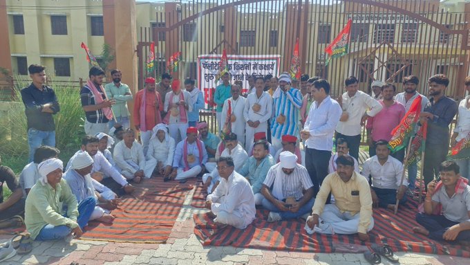 NowNoida's tweet image. #मैनपुरी  

➤ मैनपुरी मे राजकीय पॉलिटेक्निक कॉलेज पर धरना

➤  सपा विधायक ब्रजेश कठेरिया ने किया धरना

➤  कॉलेज में शिक्षण कार्य न शुरू होने पर प्रदर्शन

➤  चार घंटे तक धरना देते रहे सपा कार्यकर्ता

➤  तहसील किशनी क्षेत्र का मामला

#Mainpuri #SPProtest #EducationCrisis…