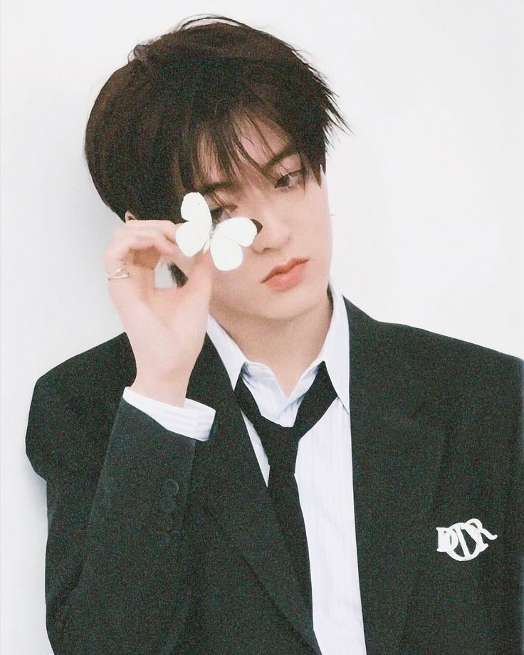 Selamat malam🌙, ohflower buka kembali bersama florist🦋. Untuk yang mau mengirimkan bunga dan bingkisan, bisa cek web kami untuk form order dan catalognya 😄.  Saya tunggu pesanannya^^. 

- 🦋