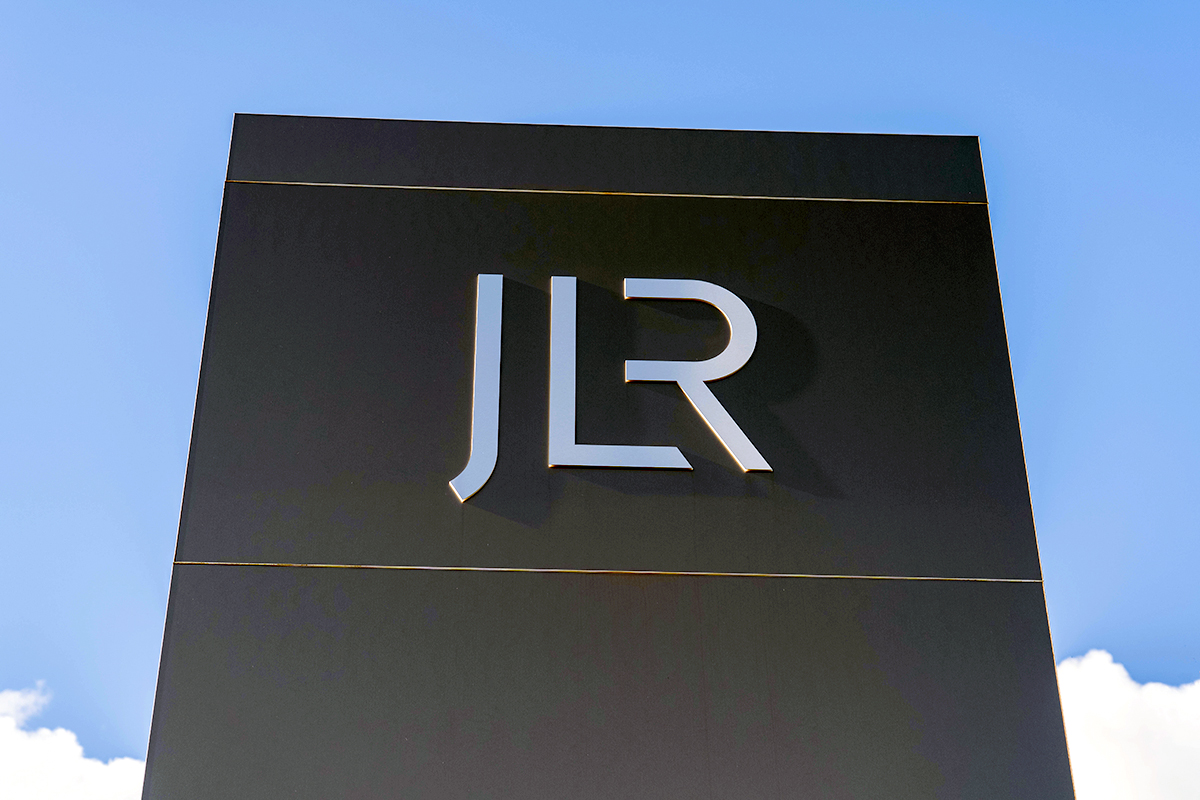 Vmovesfleet's tweet photo. JLR faces £1.6bn tariff blow in its US export market https://t.co/IIuNxN86sG https://t.co/A3Q54lVYNh