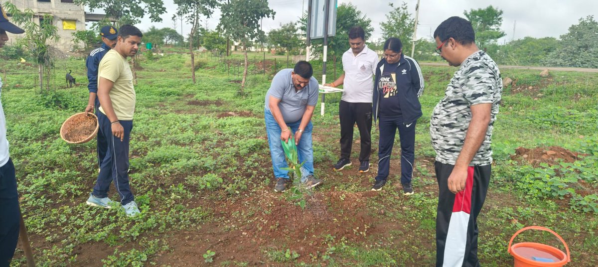 SP_AgarMalwa's tweet image. 🌱 "एक पेड़ माँ के नाम" अभियान जारी...
आज ASP श्री रविन्द्र कुमार बोयट ने पुलिस लाइन आगर मालवा में पौधारोपण कर पर्यावरण संरक्षण का संदेश दिया।
🗣️ "हर पेड़ माँ की ममता का प्रतीक है, इसका संरक्षण हमारा कर्तव्य है।
#एकपेड़माँकेनाम
#WorldEnvironmentDay
#AgarmalwaPolice
#GreenMission