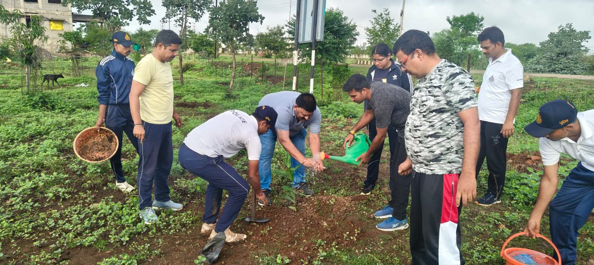 SP_AgarMalwa's tweet image. 🌱 "एक पेड़ माँ के नाम" अभियान जारी...
आज ASP श्री रविन्द्र कुमार बोयट ने पुलिस लाइन आगर मालवा में पौधारोपण कर पर्यावरण संरक्षण का संदेश दिया।
🗣️ "हर पेड़ माँ की ममता का प्रतीक है, इसका संरक्षण हमारा कर्तव्य है।
#एकपेड़माँकेनाम
#WorldEnvironmentDay
#AgarmalwaPolice
#GreenMission