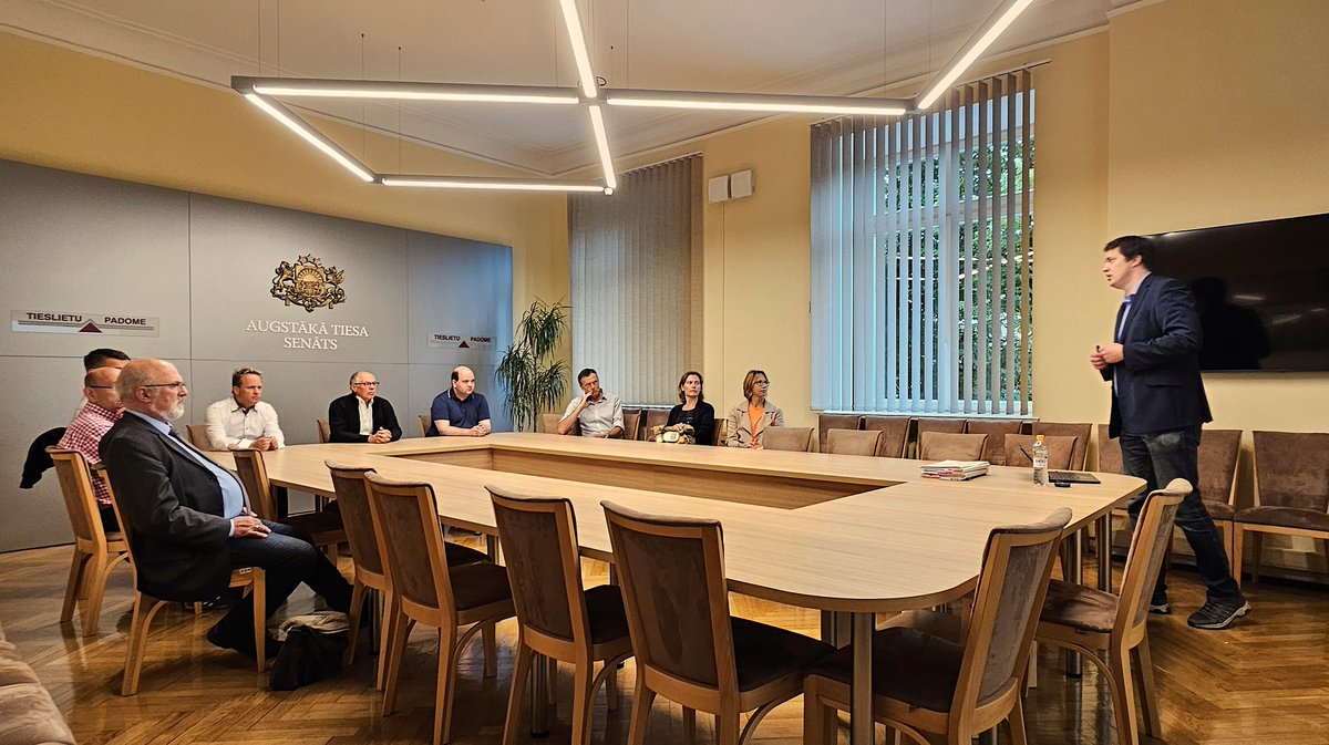 Augstaka_tiesa's tweet image. Šodien priecājāmies uzņemt tiesnešus no Frīdbergas rajona tiesas Vācijā. Tiesnešiem par @Augstaka_tiesa darbu un tā aktualitātēm stāstīja Senāta Civillietu departamenta zinātniski analītiskais padomnieks Rihards Gulbis. Ekskursijā Tiesu pilī viesi iepazina arī tiesas vēsturi.