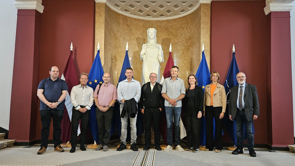 Augstaka_tiesa's tweet image. Šodien priecājāmies uzņemt tiesnešus no Frīdbergas rajona tiesas Vācijā. Tiesnešiem par @Augstaka_tiesa darbu un tā aktualitātēm stāstīja Senāta Civillietu departamenta zinātniski analītiskais padomnieks Rihards Gulbis. Ekskursijā Tiesu pilī viesi iepazina arī tiesas vēsturi.