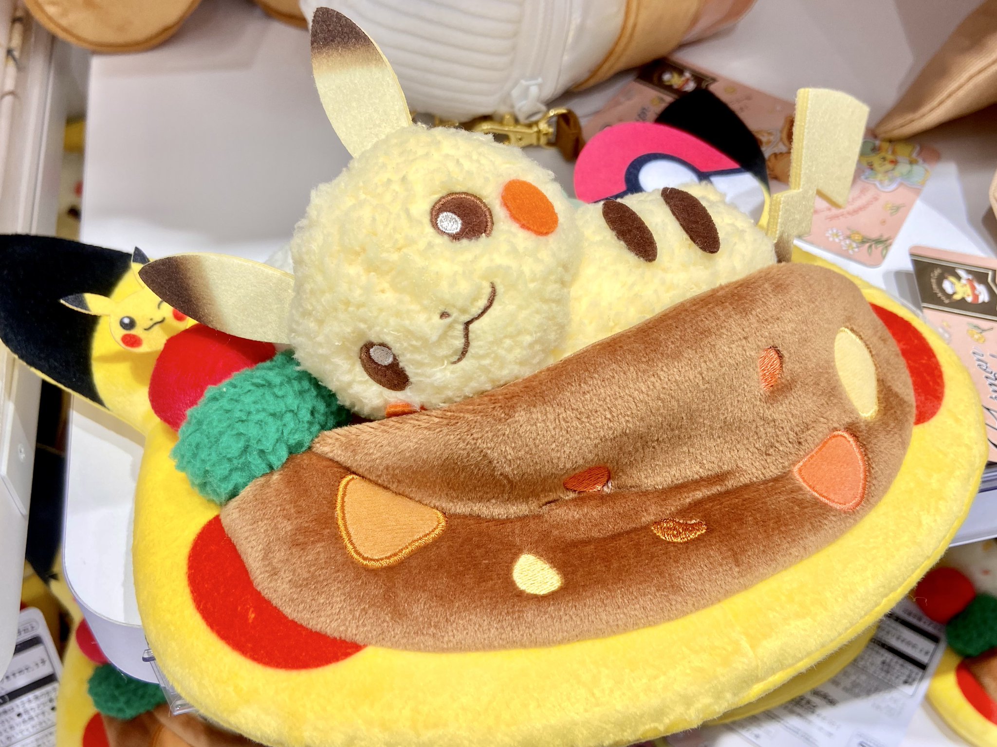 ポケモンカフェ　カフェ風プレートぬいぐるみ　ピカチュウ　ポケモンセンター　カレー カフェプレート風ぬいぐるみ ピカチュウ ｜【公式】ポケモン