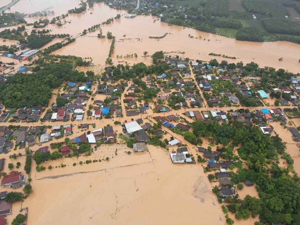 อยากให้คนมุงนิดนึงตอนนี้ #น้ําท่วมเชียงราย  หนักมากต้องการความช่วยเหลืออย่างเร่งด่วน รบกวนช่วยกระจายข่าวให้หน่อยนะคับ🙏🏻