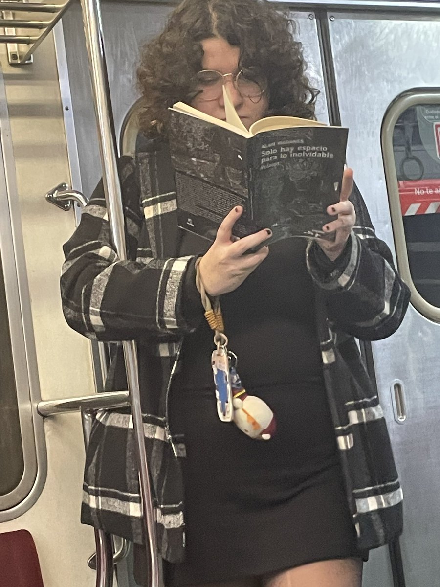 sublecturas's tweet image. “Solo hay espacio para lo inolvidable”, de Alan Madanes en la Línea B. Gracias @TRIXABBY📸🚇 @Galernalibros