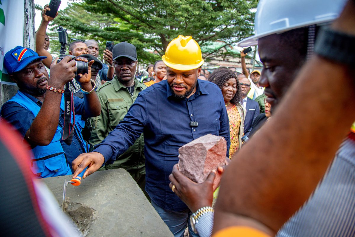 TPetola's tweet photo. Lancement des travaux de réhabilitation des voiries structurantes et des caniveaux de drainage dans le quartier Salongo à Limete et dans le quartier Abattoir à Masina. https://t.co/vNHhRiXKe3
