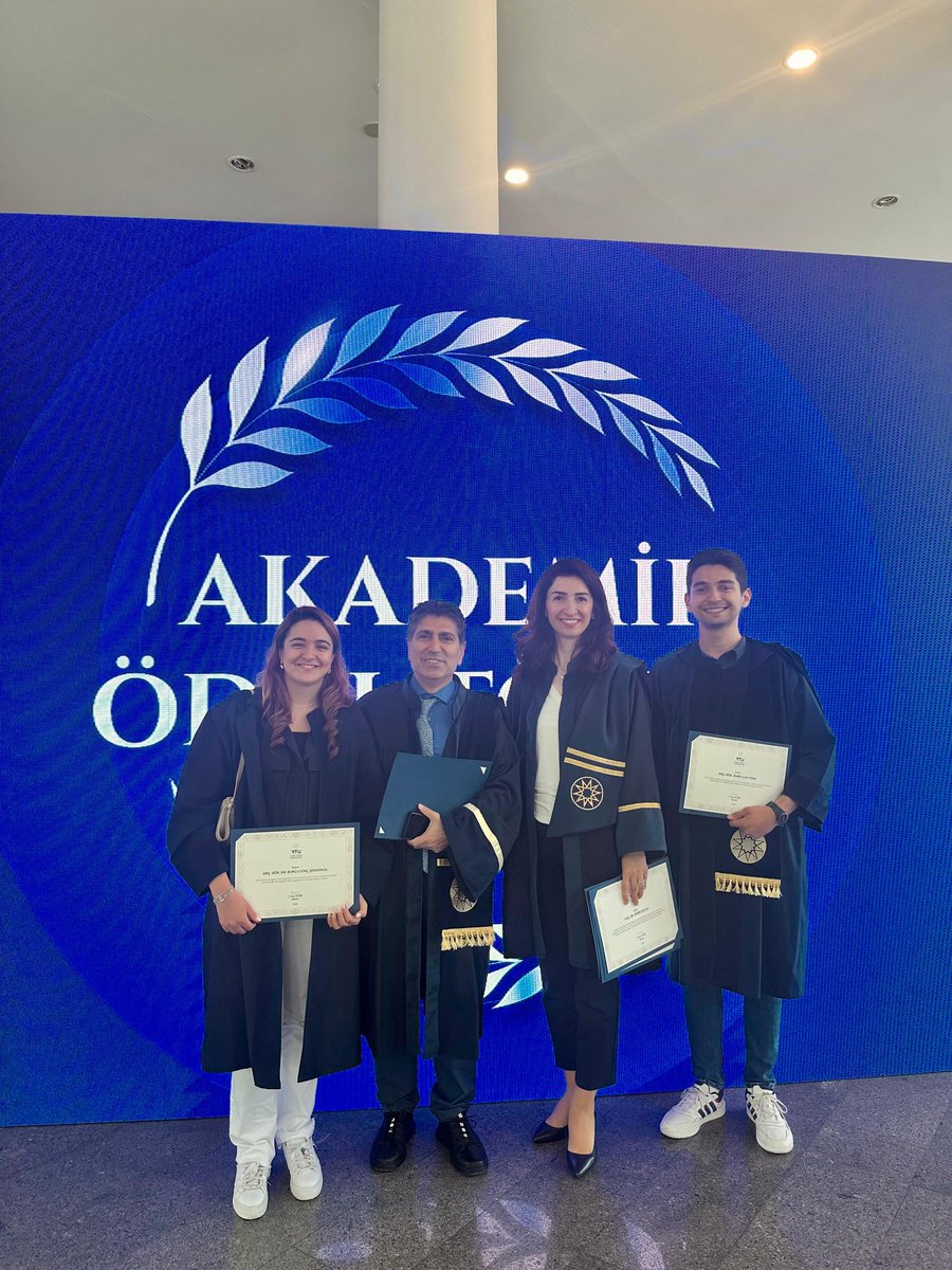DrYuzer's tweet photo. Patent belgesi akademik ödülümüz, Türkpatent Kurumu Başkanı Prof.Dr. M.Zeki Durak'ın elinden. 2024 yılında en yüksek performans gösteren Öğr.Üyeleri arasında yer alan Doktora öğr.cim Doç.Dr. Didem Oktay'ı ve patent belgesi ödülünü alan öğr.cim Dr. Burcu Dinç Şengönül'ü tebrik ed. https://t.co/UIGD5id0OR
