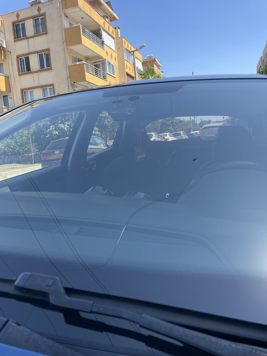 3 gündür yatan arabanın sıcaktan camı çatladı… Nazar nazar