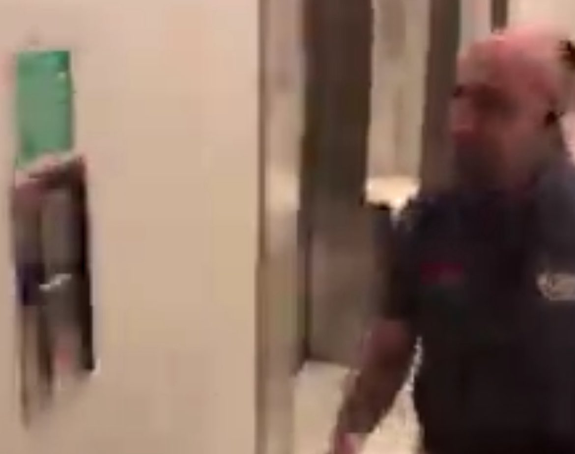 Alguien sabe cómo se llama este calvo de la empresa Securitas Direct, que agrede a periodistas?