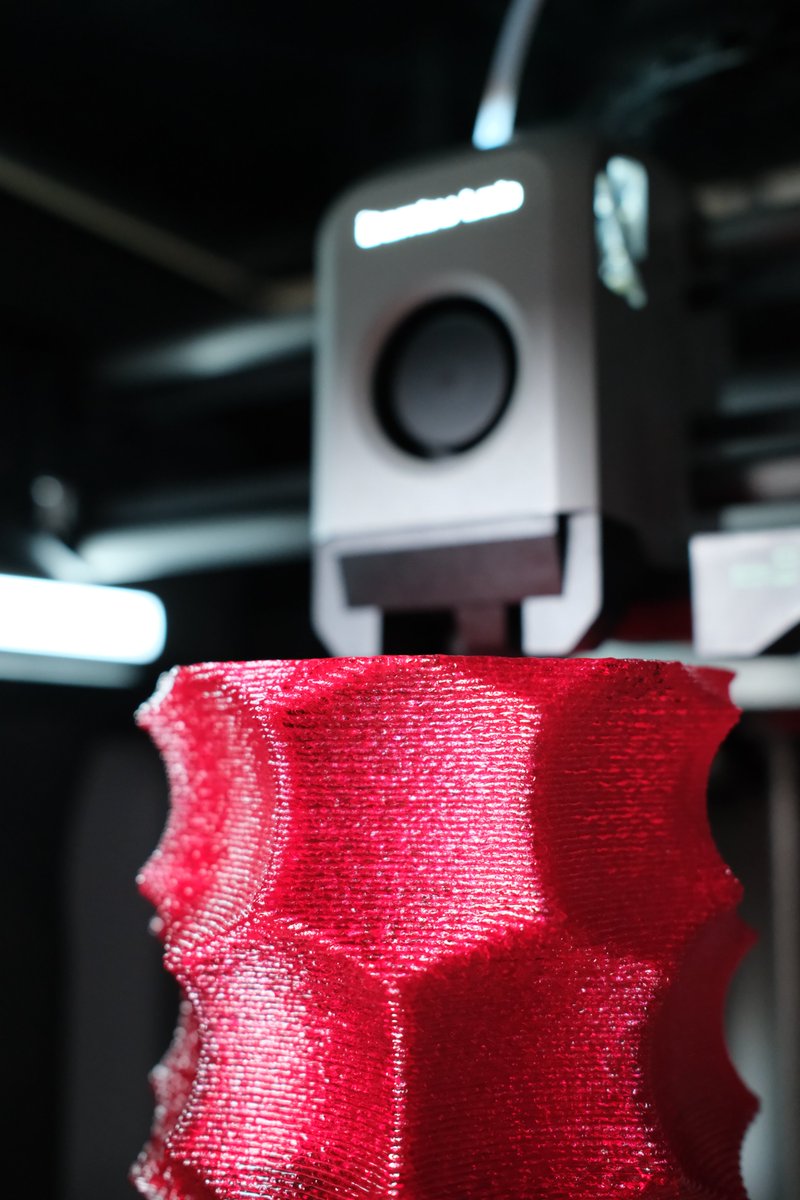 properprinting's tweet image. These are some thick layers! I&apos;m currently printing with a 1.8mm nozzle on the @BambulabGlobal X1C. As far as I&apos;m aware, this hasn&apos;t been done before and it can be achieved with a relatively simple and very cheap non-destructive mod.

This however is the beginning of my modding…