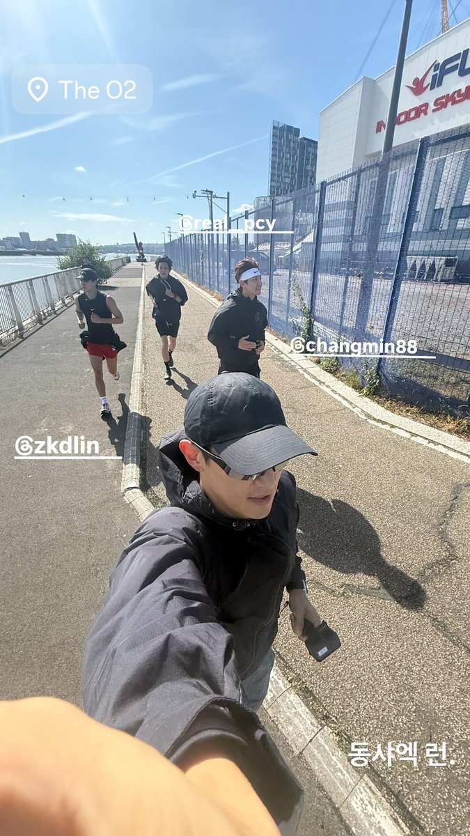 the only two happy people in this pic are minho and changmin 😭
