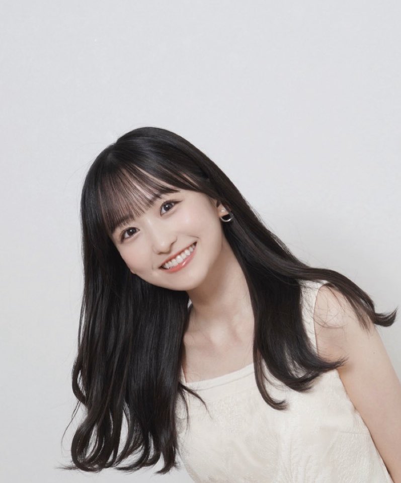 miu_miu_umi's tweet photo. 一ノ瀬美空の前髪と横髪が本当にタイプで美容院行く時はいつもこの2枚を見せてる↓
長さは左を見せて揃えてもらって、横髪は太くなり過ぎず後れ毛のS字に繋がるようにだんだん長くして欲しいって伝えると大体これにしてくれる https://t.co/oesBqfM3Hv