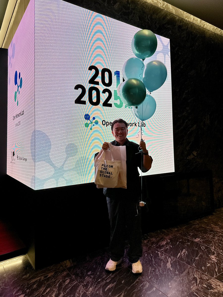 渋谷を風船持って歩いています #Onlab15周年