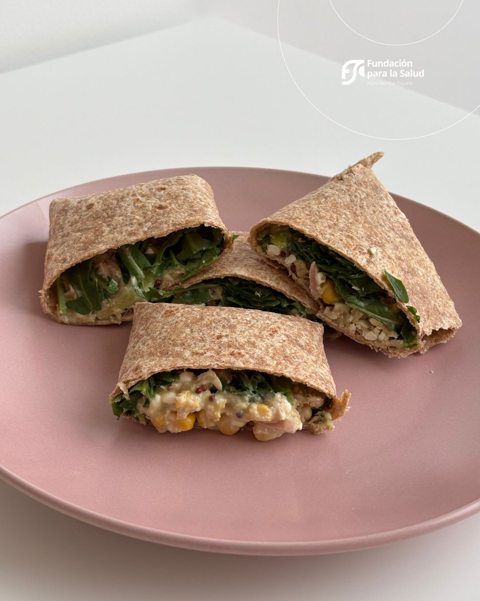 Wrap de atún
Necesitas:
• 1 fajita integral
• 1 lata de atún al natural escurrido
• ¼ de cebolla picada
• 50 g maíz cocido
• 1 cucharada de yogur natural 
• 1 cucharadita de mostaza
• Sal y pimienta 
• Un puñado de rúcula
• 30 g de riccotta

Rápido y rico en proteínas
