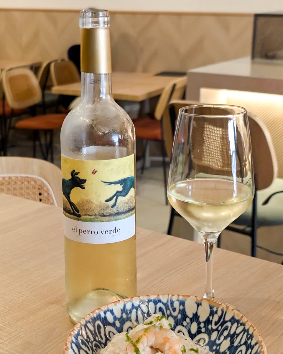 Disfrutando de El Perro Verde 2024, un verdejo ideal para acompañar la maravillosa propuesta gastronómica de la Taberna Uvedoble en Málaga. ¿Quién podría decir que no a esta delícia?