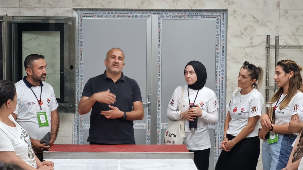 MAÜ’de Sağlıklı Gıda Eğitimi

TÜBİTAK 4004 destekli “Sağlıklı Gıda Çantası” projesi kapsamında 24 okul öncesi öğretmeni doğa, beslenme ve sağlık eğitimi aldı. 

Katılımcılar Türkiye’nin ilk Kampüs Glütensiz Kafe Fırını’nı ziyaret etti.
<a href="/ibrahimozcosar/">ibrahim özcoşar</a> 
<a href="/lokmantoprak381/">Lokman Toprak</a>