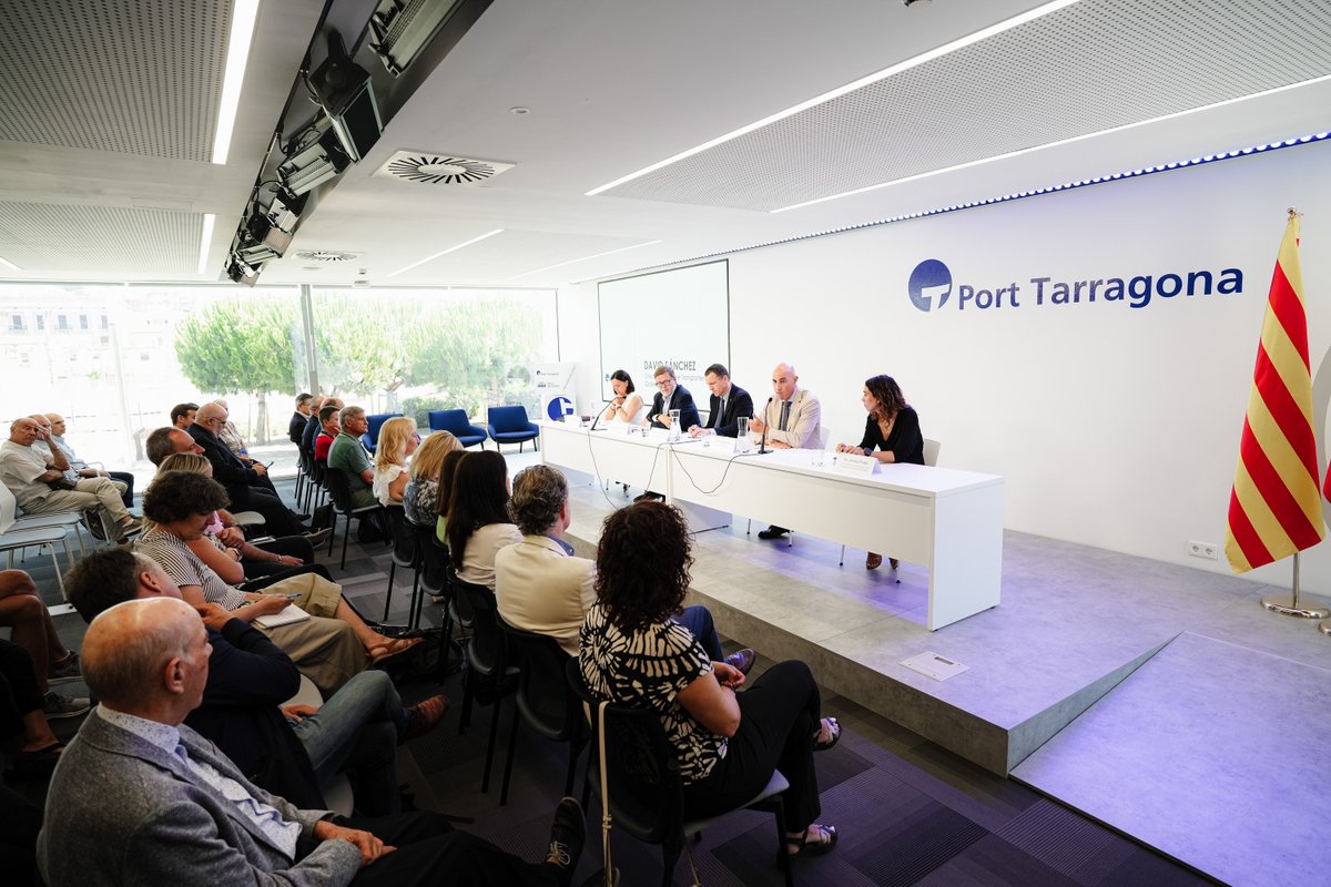 🌍🚉 Amb això, el % de càrrega ferroviària agroalimentària al Port pujarà del 35% al 50%. Una xifra molt per sobre del 5% estatal. Liderem la transició verda!