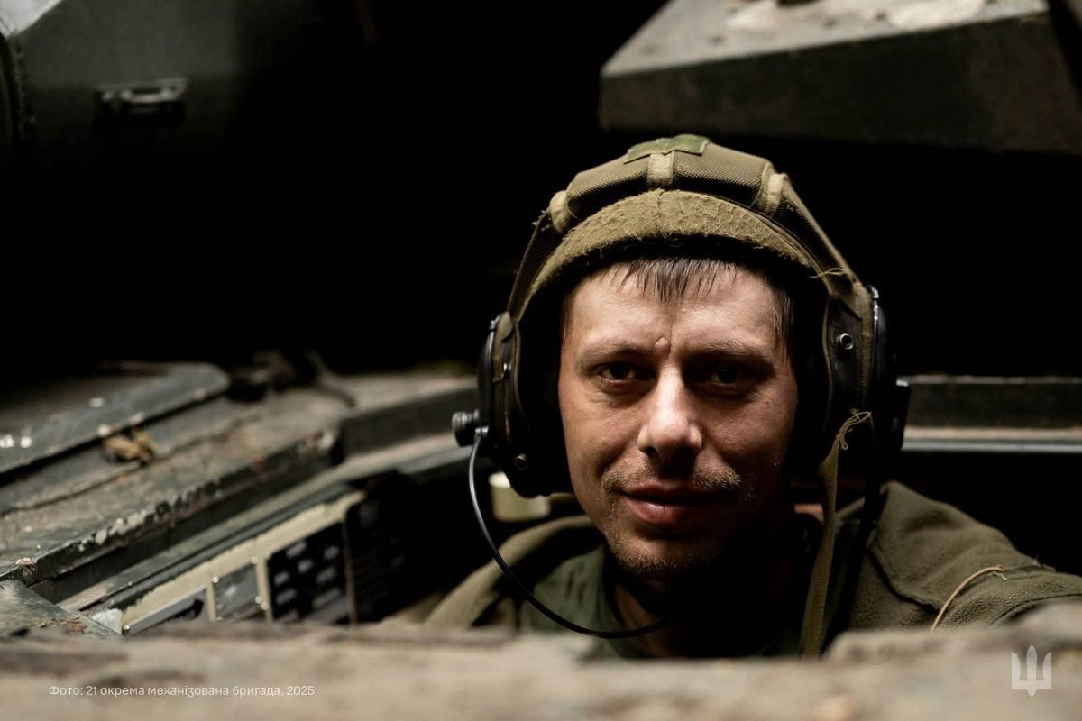 CV90 — допомога захисникам України від наших шведських союзників.  CV90 завжди там, де найгарячіше: підтримують піхоту в наступі та обороні, доставляють десант на позиції, евакуюють поранених, а за потреби можуть вести вогонь на відстань понад 10 кілометрів.