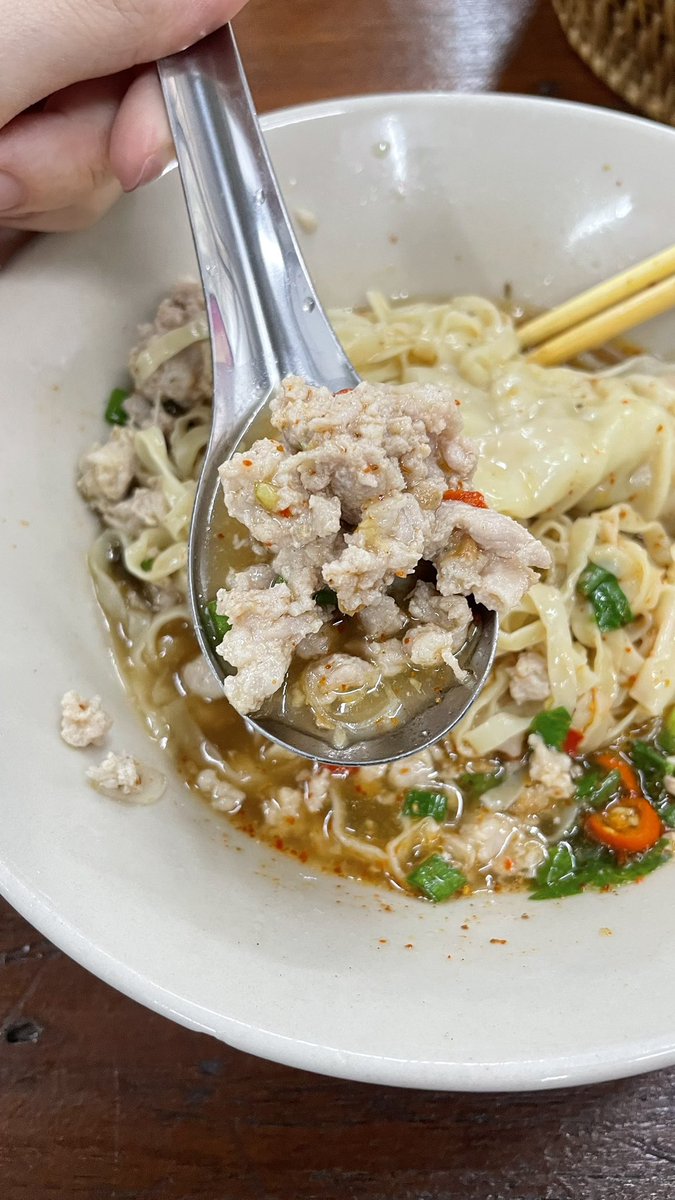 sleepbeeryy's tweet photo. มีโอกาสไปกินก๋วนเตีึ๋๋ยวร้านนึงแถวนครปฐม วัตถุดิบที่ให้เหมือนโฮมเมดทำเองหมด อร่อยมากๆๆ ราคาก็น่ารัก ทำไม่เยอะมีเกี๊ยวกุ้ง หมูเด้งได้ลองของเพื่อนจะซื้อกลับก็หมด 😭แล้วราคาน่ารักมากกกกก ร้านคือเหมือนอยู่ในอู่ซ่อมรถ น้ำจิ้มลูกชิ้นปลายังอร่อย https://t.co/WQyDwZHQn9