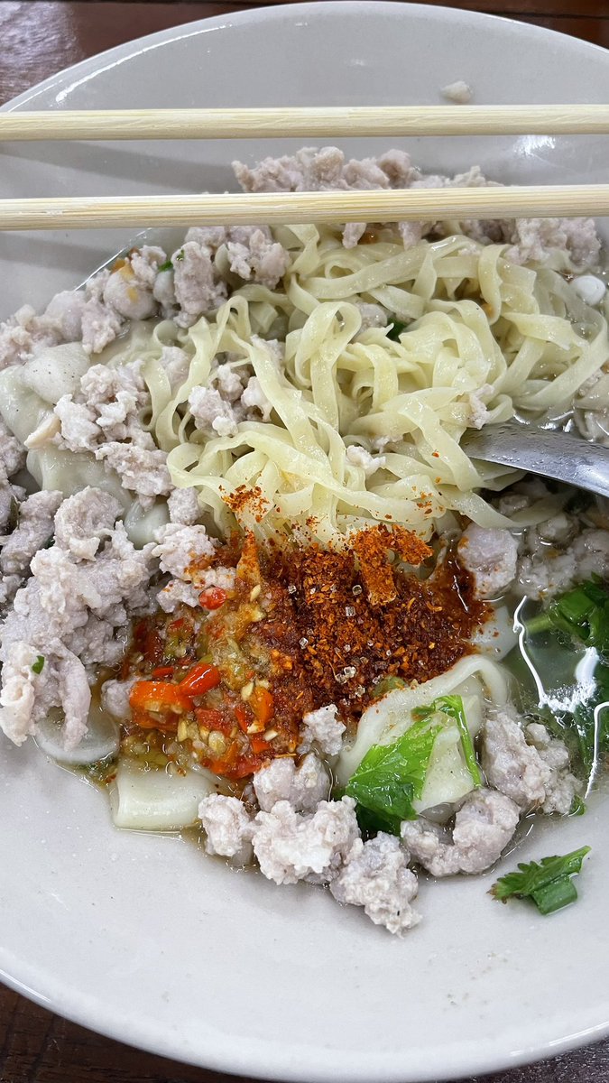 sleepbeeryy's tweet photo. มีโอกาสไปกินก๋วนเตีึ๋๋ยวร้านนึงแถวนครปฐม วัตถุดิบที่ให้เหมือนโฮมเมดทำเองหมด อร่อยมากๆๆ ราคาก็น่ารัก ทำไม่เยอะมีเกี๊ยวกุ้ง หมูเด้งได้ลองของเพื่อนจะซื้อกลับก็หมด 😭แล้วราคาน่ารักมากกกกก ร้านคือเหมือนอยู่ในอู่ซ่อมรถ น้ำจิ้มลูกชิ้นปลายังอร่อย https://t.co/WQyDwZHQn9