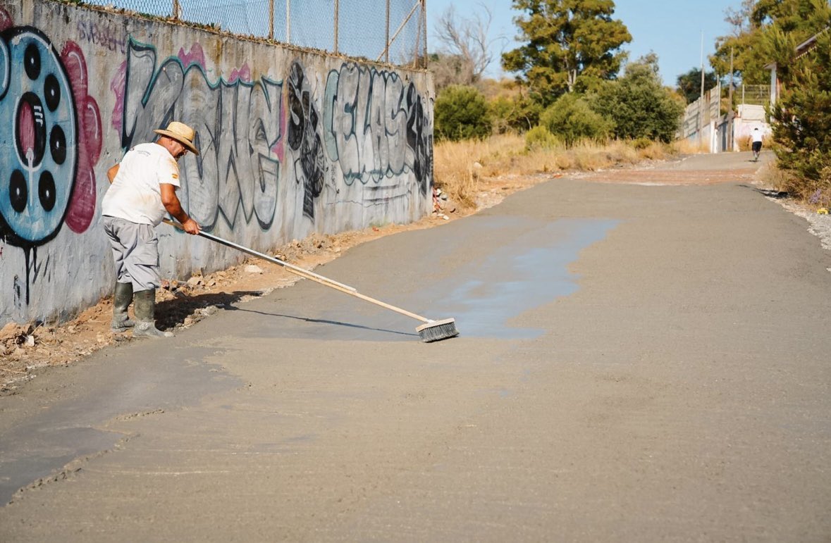 Respondemos a una demanda ciudadana y comenzamos el adecentamiento de la conexión entre La calle Vicente Blanch Picot y la Leala Norte, aunque es una medida provisional porque posteriormente se urbanizará la zona.