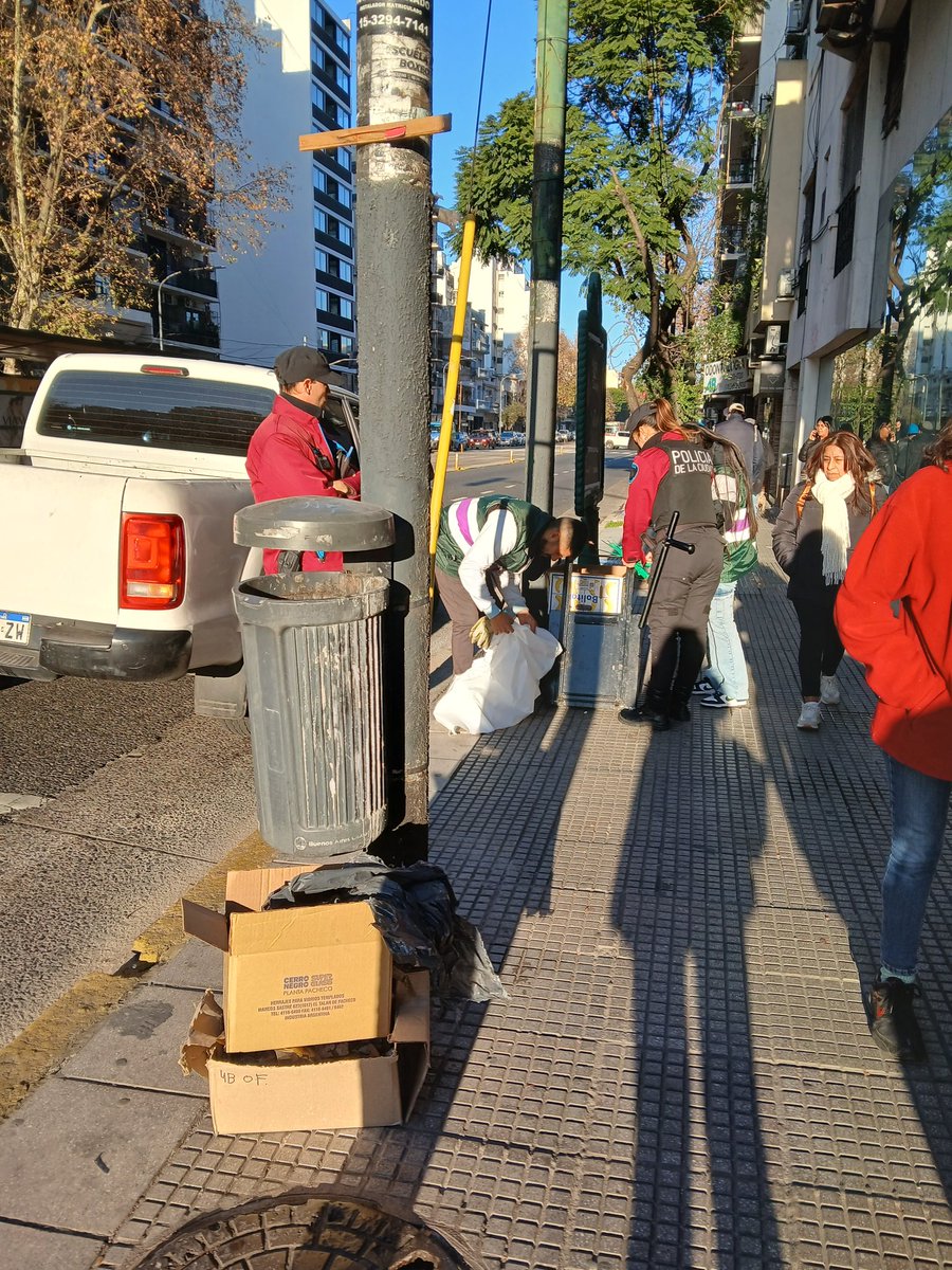 Acá vemos como la Policía de la Ciudad de Jorge Macri le decomisa los elementos de trabajo a una laburante que desde hace años vende tortillas en Juan B. Justo y San Martín. 
Están en los temas importantes, dejen trabajar a la gente!