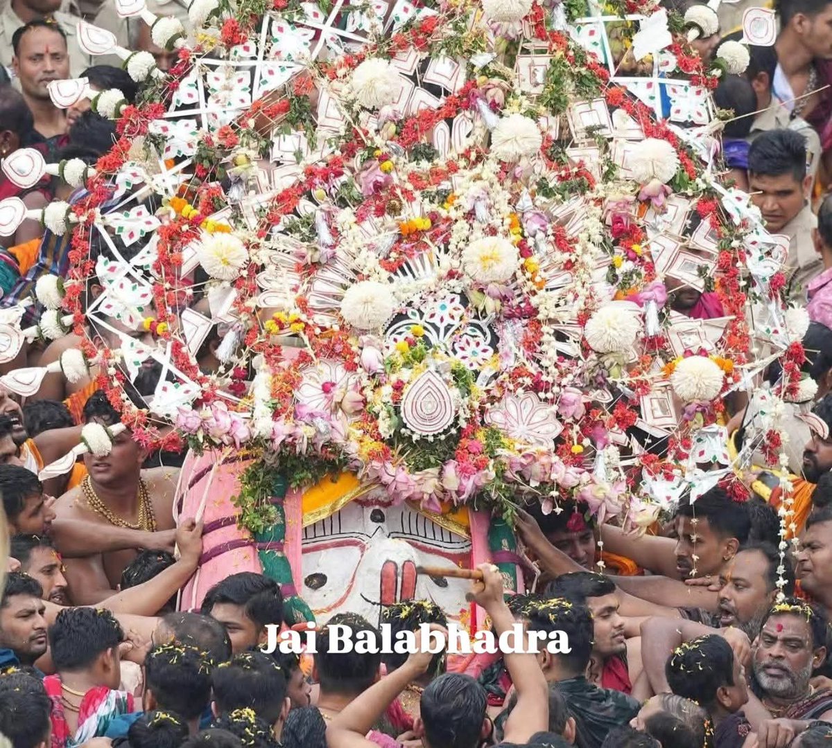 Stitiprangya10's tweet photo. ଚତୁର୍ଦ୍ଧା ମୂର୍ତ୍ତିଙ୍କର ପହଣ୍ଡି ବିଜେର ଅପୂର୍ବ ଦୃଶ୍ୟ! 🙏🏻ଭାବ ବିନୋଦିଆର ପହଣ୍ଡିର ଦୃଶ୍ୟ : ଅପରୂପ ଶୋଭାର ସମ୍ଭାର…ପହଣ୍ଡିରେ ଝୁଲିଝୁଲି ରଥ ଆଡକୁ ଅଗ୍ରସର ହେଉଛନ୍ତି ଦୀନଜନ ଶରଣ ରକ୍ଷଣ ମହାପ୍ରଭୁ 🙏

  #RathYatra 
#RathaJatra  #RathaYatra2025 https://t.co/XAC8QKIqO0