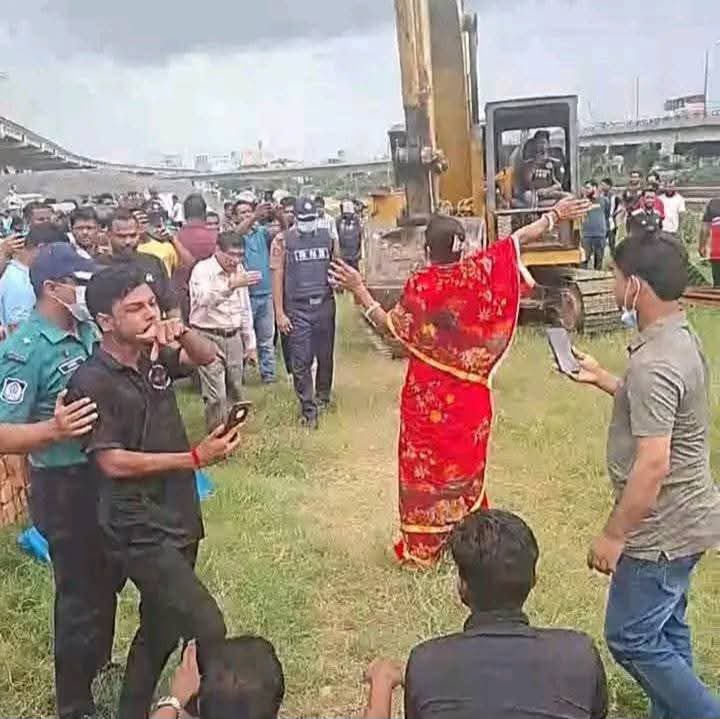 saddamhussainbd's tweet image. No Country for Minorities?
In an outrageous display of state-backed religious persecution, the Yunus-led interim government has bulldozed the Khilkhet Durga Mandir in Dhaka - without any prior notice, on the eve of Rath Yatra, and under pressure from an Islamist mob. The idols…