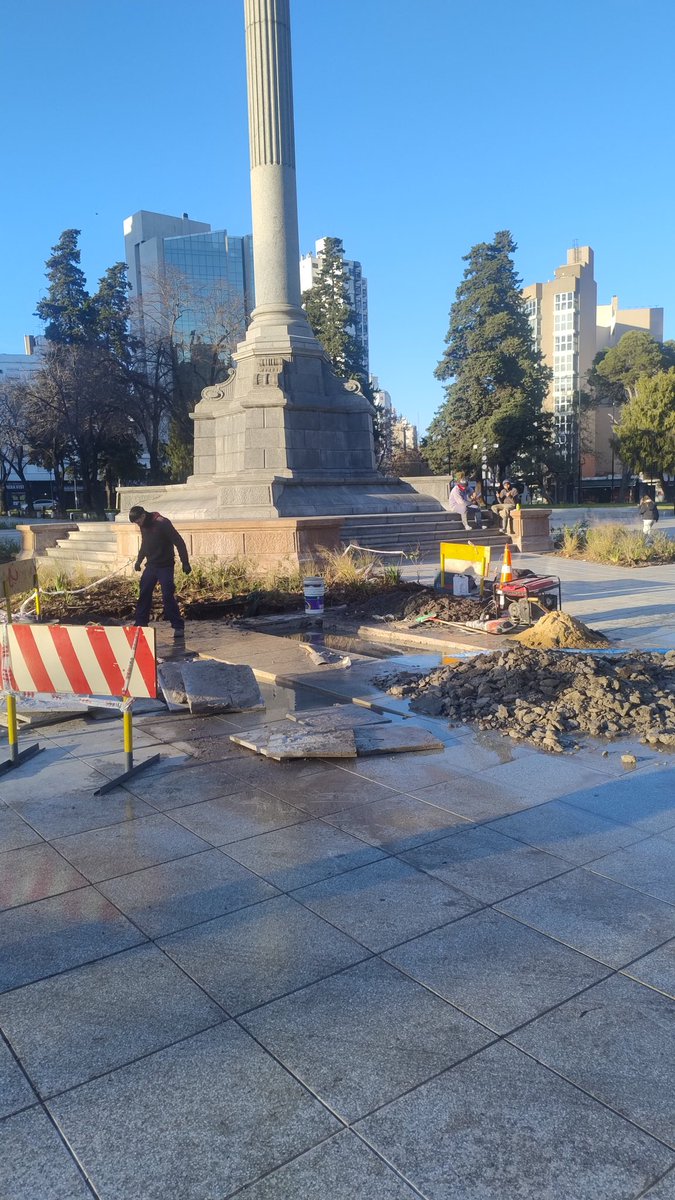 #Laplata en Plaza Italia, ABSA remueve baldosas para reparar pérdida de agua, supuestamente del sistema de riego recientemente instalado