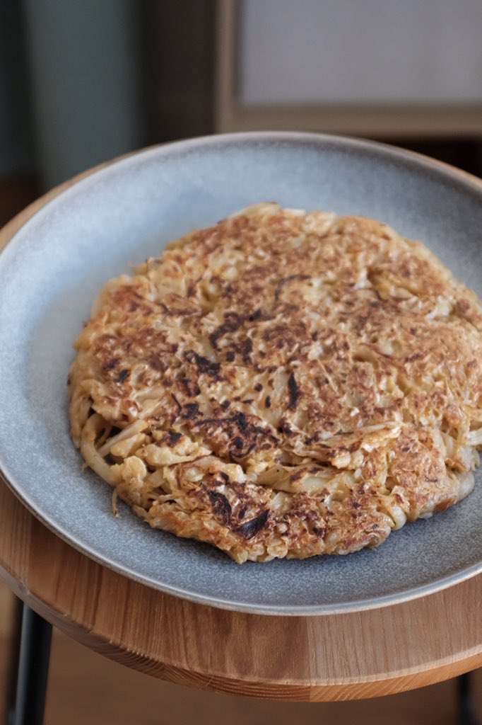 『ねぎと納豆と米粉で作る、ヘルシーチヂミ』

これ、簡単に作れるのにすっっごく美味しいんです！！
湿気と気圧でむくみやすい梅雨の時期にぜひ食べてほしい一品。血流と巡りをよくするネギ、利尿作用のある納豆が体を整えてくれます。