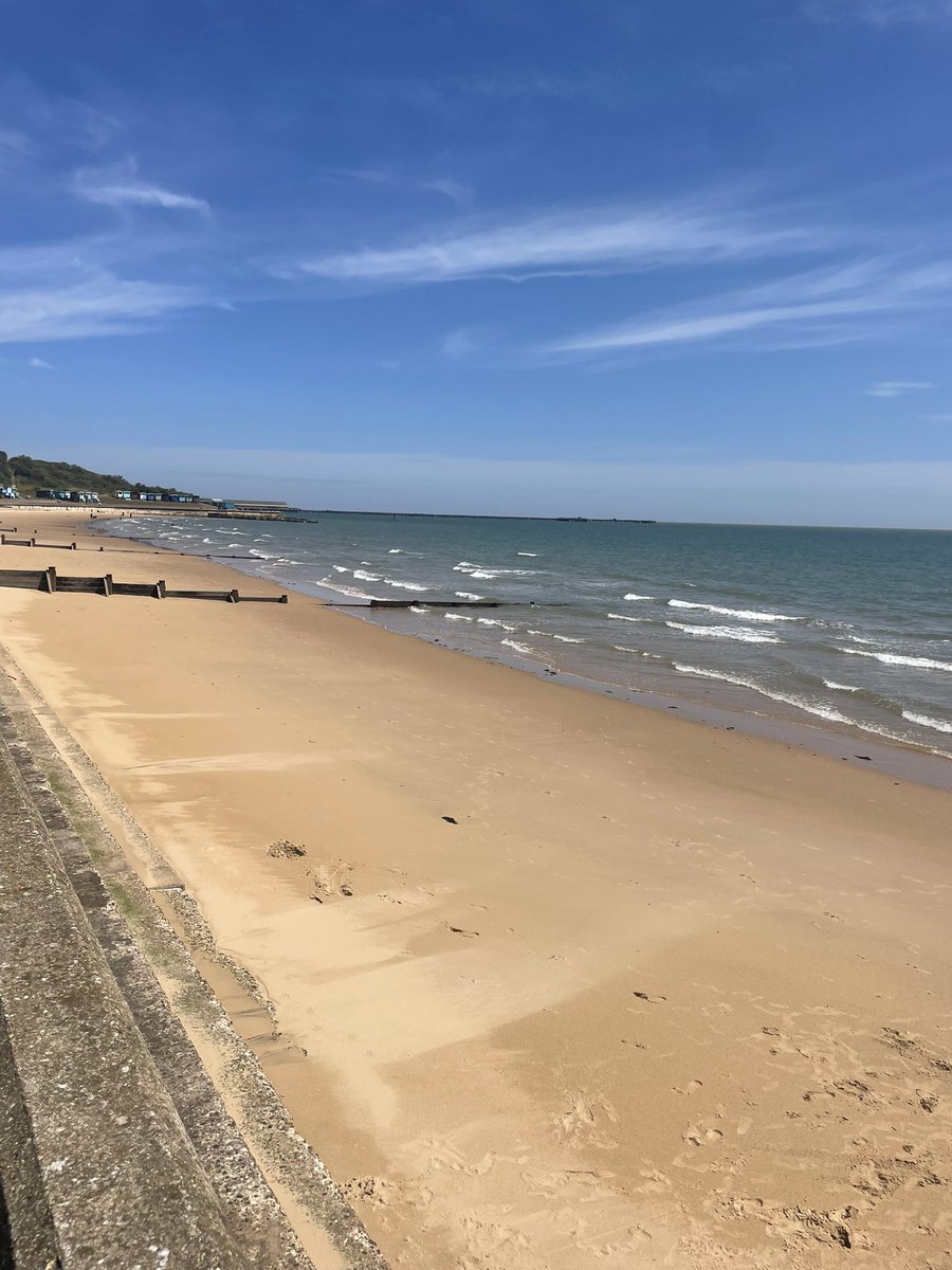 🎶Oh I do like to be beside the seaside🎶
A cheeky away day up to Frinton On Sea. What a glorious day. 😎