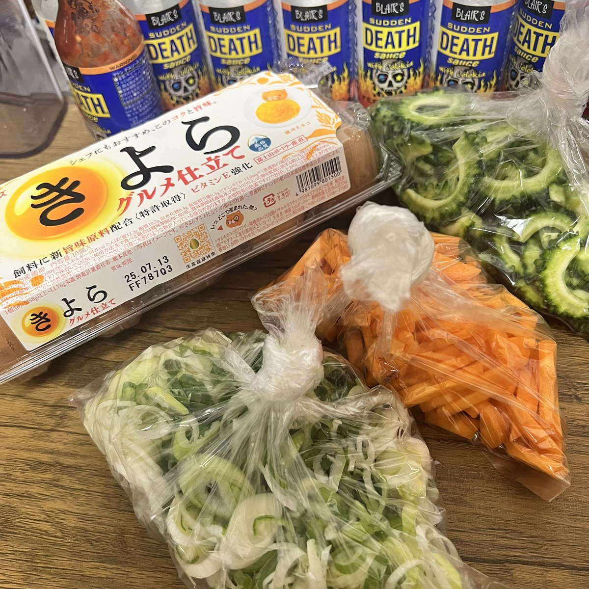 【ひとりごと】　2025/06/27
- - - -
買い出し　兼　下ごしらえ。

なぜか、長ネギを刻むときに涙が止まらなかった。

梅雨だからねー。(？)
- - - -