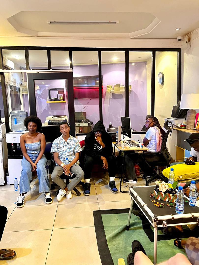 2_corps's tweet photo. 🚨 LIVE MUSIC COMPETITION by D'jino.
Hier (26/06/2025), les membres du jury ont rencontré les participants retenus.
RDV pour le 1er Prime le 05/07/2025 au Miami (en face du lycée mba).
#music #competition #live #Djino https://t.co/B3BS4ZdkM5