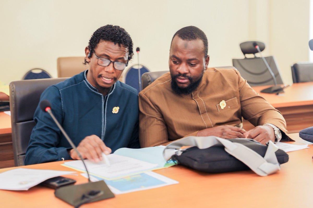 Le Ministre Cheikh DIBA, accompagné de ses collaborateurs, a présenté ce 26/06/2025, le Projet de Loi de Finances Rectificative (LFR) 2025 devant la Commission des Finances de l’Assemblée nationale. À l’issue d’échanges, le projet de LFR 2025 a été adopté par la Commission.